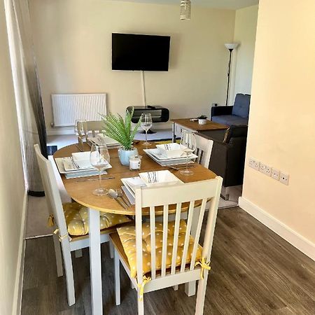 Spacious 2-Bedroom House With Free Parking Chatham  Bagian luar foto