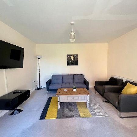 Spacious 2-Bedroom House With Free Parking Chatham  Bagian luar foto