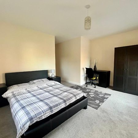 Spacious 2-Bedroom House With Free Parking Chatham  Bagian luar foto