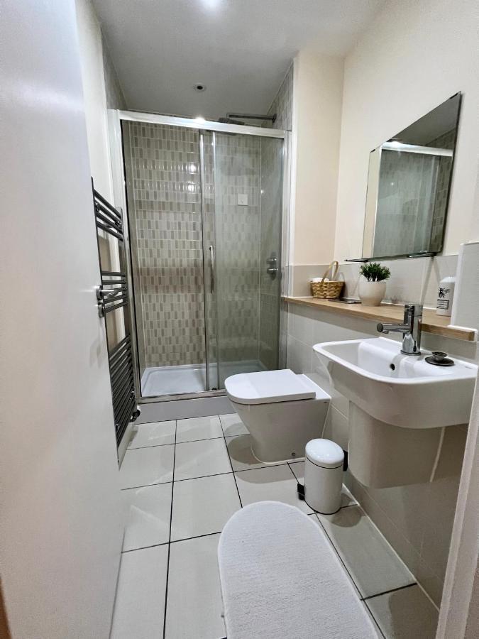 Spacious 2-Bedroom House With Free Parking Chatham  Bagian luar foto