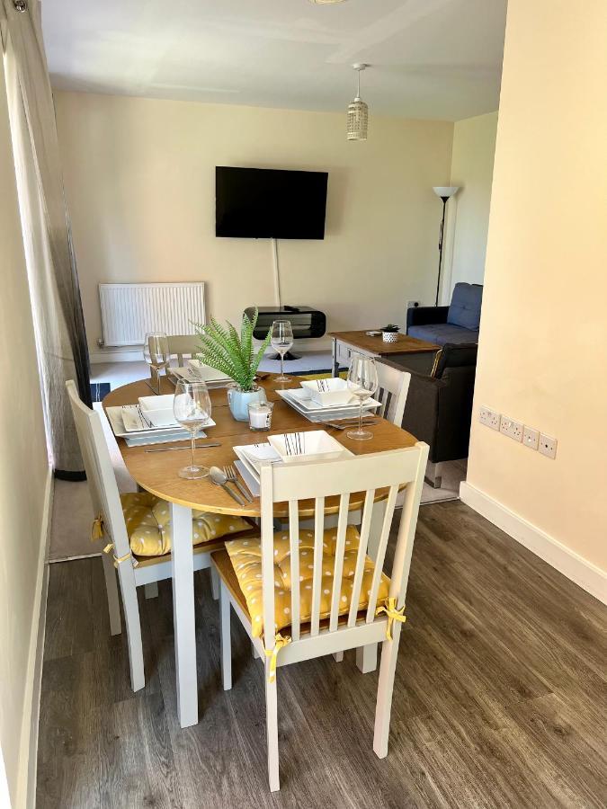 Spacious 2-Bedroom House With Free Parking Chatham  Bagian luar foto