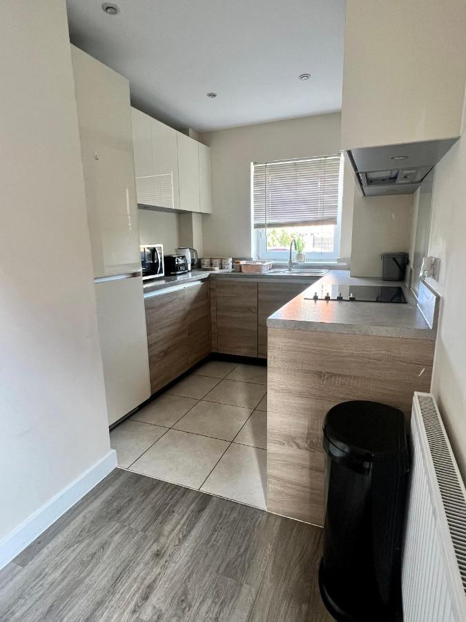 Spacious 2-Bedroom House With Free Parking Chatham  Bagian luar foto