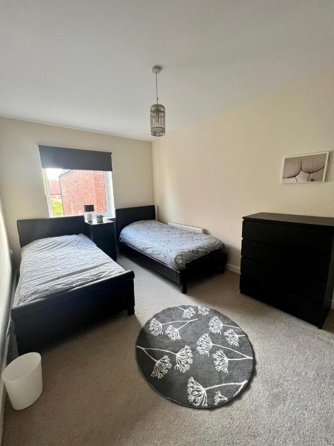 Spacious 2-Bedroom House With Free Parking Chatham  Bagian luar foto