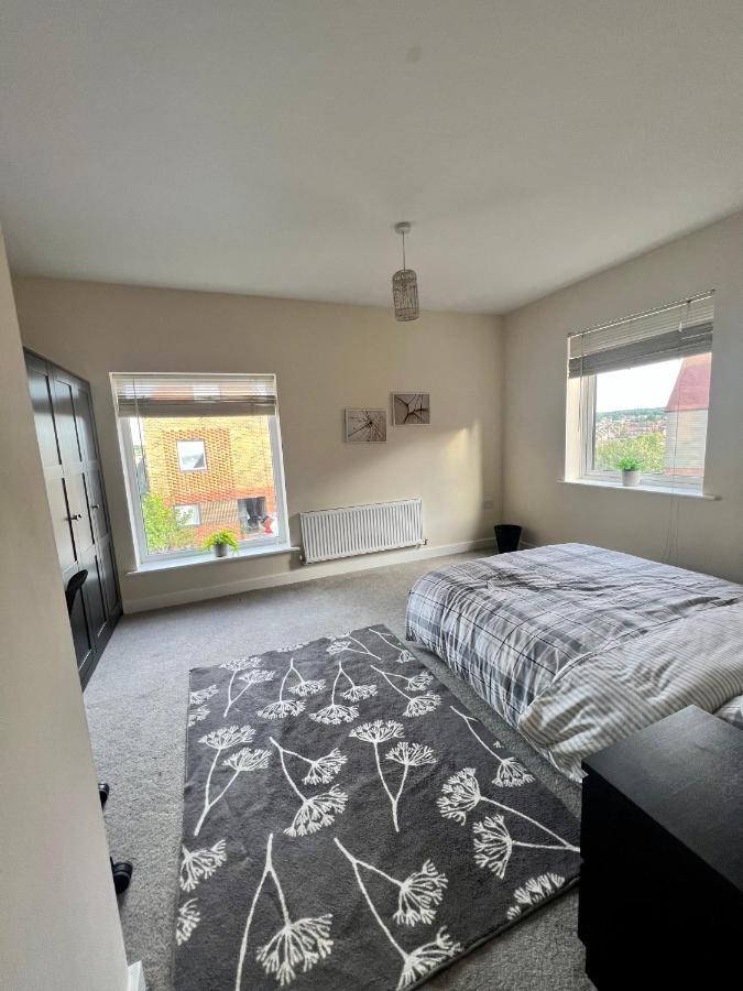 Spacious 2-Bedroom House With Free Parking Chatham  Bagian luar foto