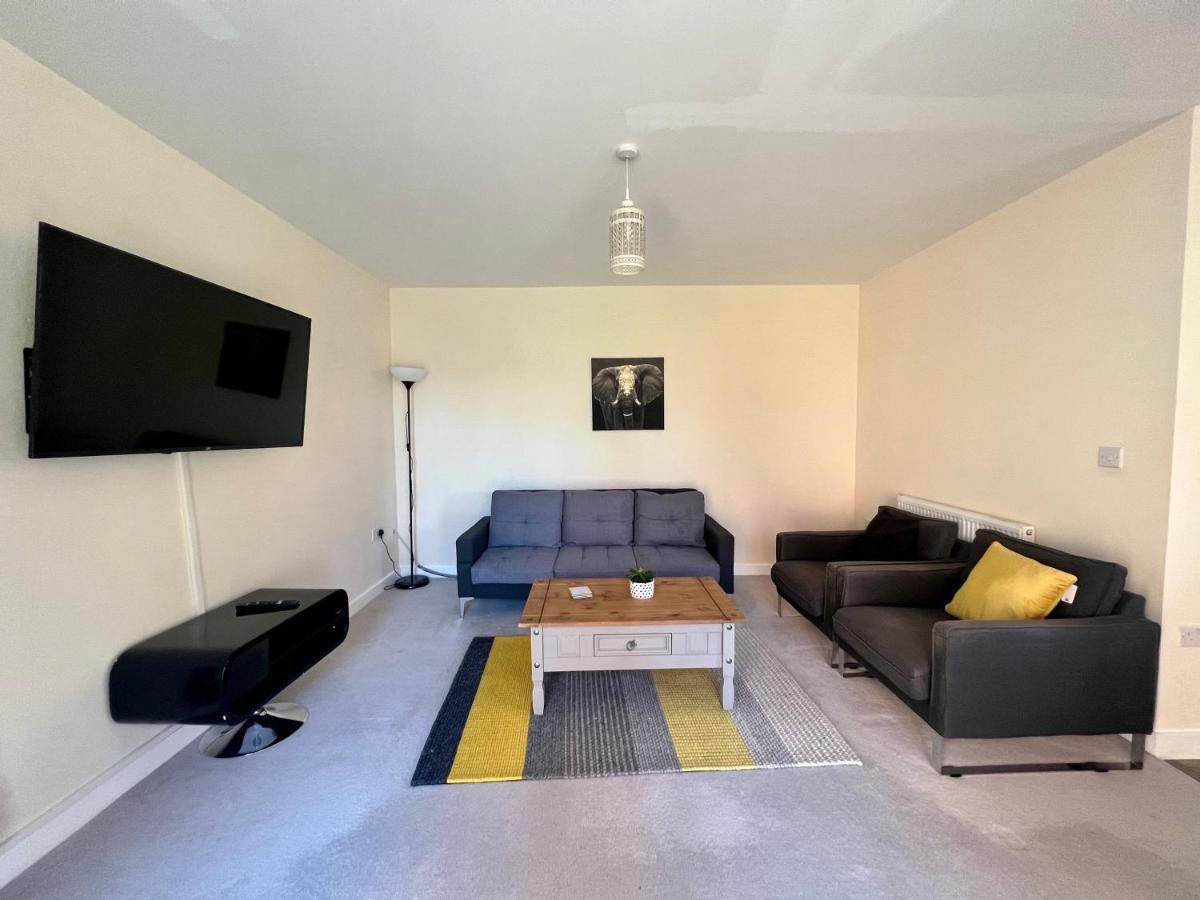 Spacious 2-Bedroom House With Free Parking Chatham  Bagian luar foto