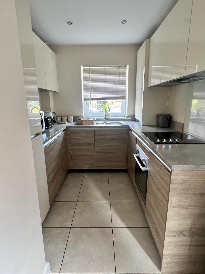 Spacious 2-Bedroom House With Free Parking Chatham  Bagian luar foto
