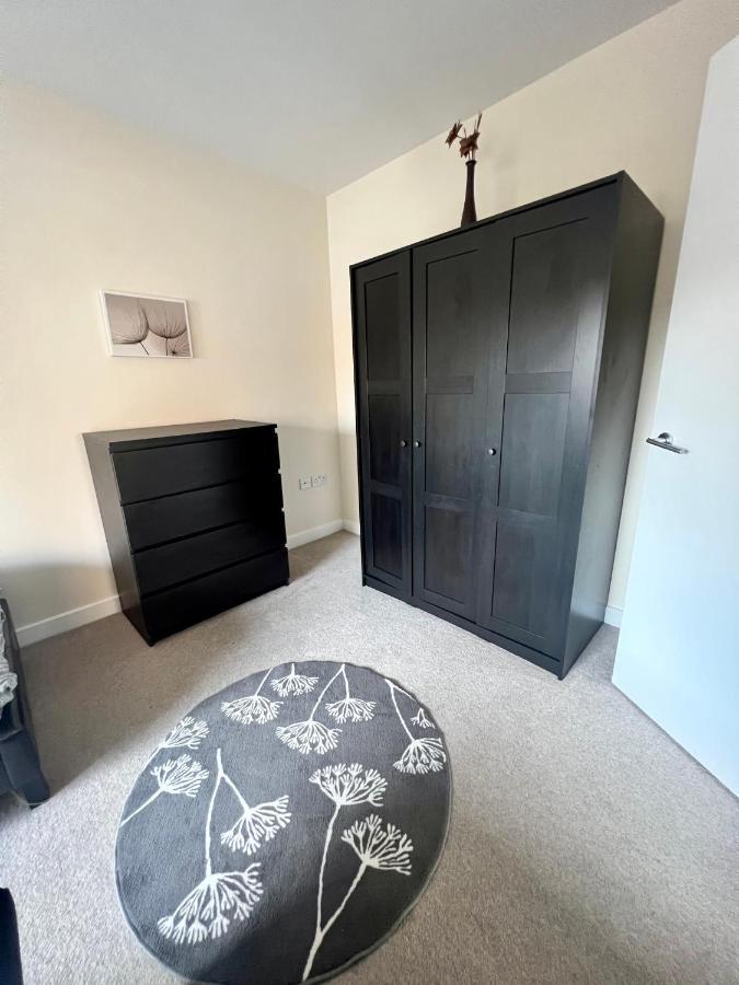 Spacious 2-Bedroom House With Free Parking Chatham  Bagian luar foto