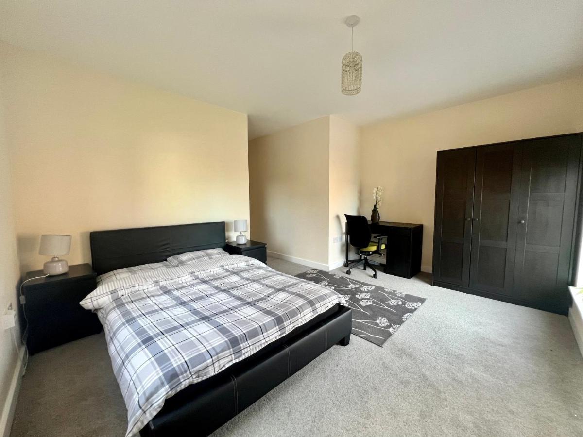 Spacious 2-Bedroom House With Free Parking Chatham  Bagian luar foto