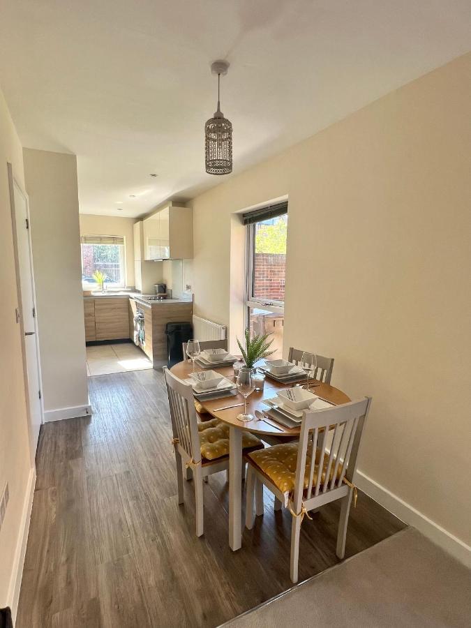 Spacious 2-Bedroom House With Free Parking Chatham  Bagian luar foto