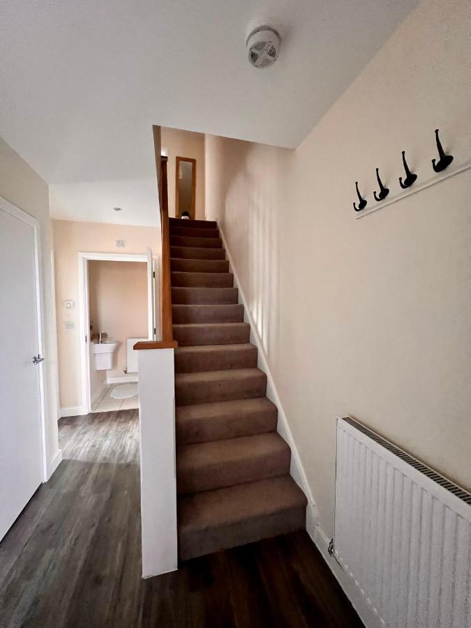 Spacious 2-Bedroom House With Free Parking Chatham  Bagian luar foto