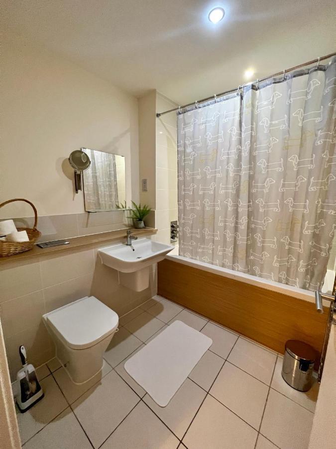 Spacious 2-Bedroom House With Free Parking Chatham  Bagian luar foto
