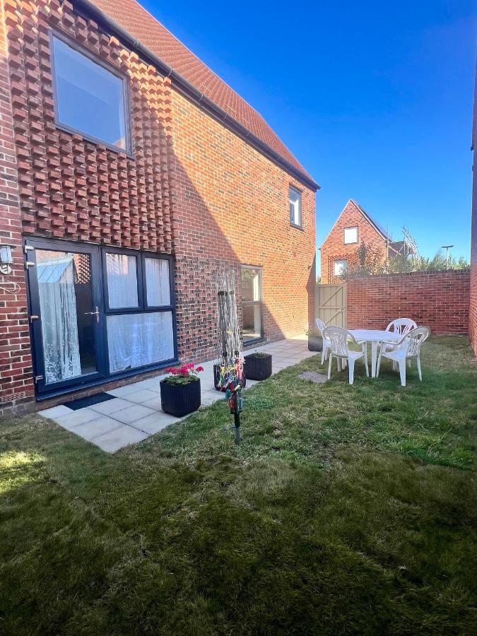 Spacious 2-Bedroom House With Free Parking Chatham  Bagian luar foto