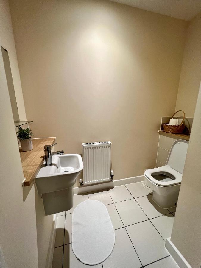 Spacious 2-Bedroom House With Free Parking Chatham  Bagian luar foto